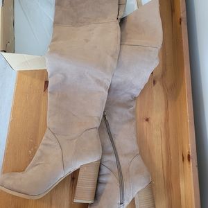 Call in spring boots. Tan colored size 8